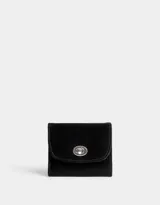 Billetera cuadrada de cuerina color negro con cierre de broche metálico. Cuenta con compartimentos para tarjetas y billetes.