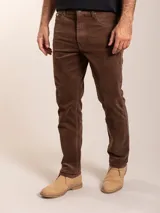 Pantalón de pana marrón, de corte recto, con bolsillos laterales y traseros.