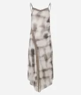 Vestido midi de tul con estampado tie-dye en tonos beige y marrón, breteles finos, escote en V con encaje y abertura lateral con detalle de encaje.