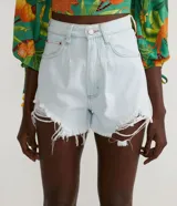 Short de jeans celeste con cintura alta, pliegues delanteros y terminación desflecada.