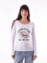 Remera verde militar de manga larga con cuello en V y estampado floral en tonos naranja.