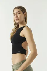 Top blanco sin mangas, con escote redondo y espalda descubierta.