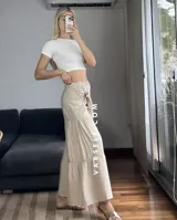 Pantalón palazzo color beige con lazo en la cintura.