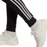 Pantalón de jogging Adidas Essentials French Terry para mujer, color negro con tres rayas blancas a los costados.