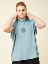 Musculosa celeste con estampado circular en el pecho.
