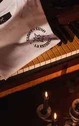 Remera blanca de algodón con cuello redondo y calce oversize. Estampa en el frente con la leyenda "TAROT x LUXO" y "LA ESTRELLA" alrededor de una estrella de ocho puntas.