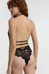 Body de encaje floral color rojo, con escote halter y espalda descubierta.
