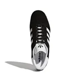 Championes Adidas Gazelle de hombre, color negro con las tres tiras laterales blancas y detalles dorados. Confeccionados en nobuk con forro textil y suela de goma.