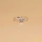 Anillo de plata 925 con circonia engarzada en cuatro puntas. La circonia tiene un diámetro de 6mm.