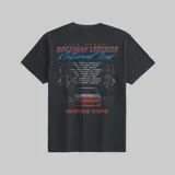 Remera negra de algodón con cuello redondo y mangas cortas. Estampado frontal con diseño de autos de carrera y texto "Raceway Legends National Tour".