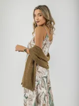 Vestido largo de tirantes finos con estampado floral en tonos beige y verde.