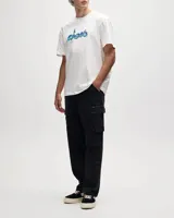 Remera blanca de manga corta con estampado frontal de la marca Deus Ex Machina en color azul.