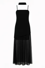 Vestido largo negro con base de crepé asimétrico y capa de gasa. Incluye capa removible que puede usarse como chal o corbatín.