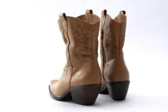 Bota texana de cuero negro con bordados en el lateral y taco bajo.