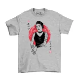 Remera gris con estampado de una ilustración de Juana de Ibarbourou con detalles en rojo y texto en japonés.