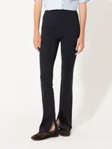 Pantalón negro de punto liso, con cintura elastizada y tajos laterales en el ruedo.