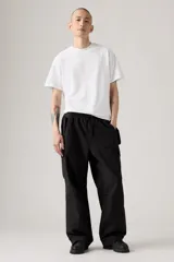 Pantalón cargo negro de corte amplio con bolsillos laterales y cintura ajustable con cordón.