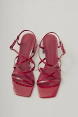 Sandalias de cuero color marrón con taco bloque bajo y tiras finas cruzadas.