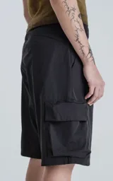 Bermuda cargo negra de corte recto, con bolsillos laterales y bolsillos cargo con solapa en los muslos. Incluye un cinturón de cinta ajustable con hebilla de plástico negra.