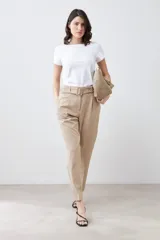 Remera blanca de manga corta con escote bote.