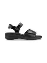 Sandalias negras con dos tiras de cuero sintético con textura de piel de serpiente, una sobre los dedos y otra alrededor del tobillo con cierre de velcro.