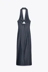 Vestido midi de cuello halter con escote pico y aplique metálico. Presenta una abertura delantera, frunces laterales en la cintura y abertura en la espalda. Cierre trasero con cremallera oculta.