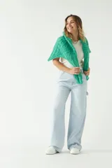 Sweater de punto color azul con diseño trenzado y textura en relieve, de fit amplio y cómodo, con hombros caídos y cuello redondo.