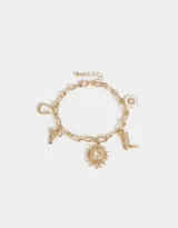 Pulsera dorada con cadena de eslabones y dijes colgantes: herradura, bota campera, sol con corazón, moño, y dije redondo blanco con strass.