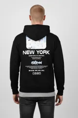 Canguro gris claro melange con capucha ajustable y cordones. Presenta un estampado frontal en color verde oscuro con la frase "Costa Amalfi" y texto adicional. Tiene un bolsillo canguro en la parte delantera y puños y dobladillo acanalados.