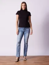 Remera amarilla de algodón con cuello alto y mangas cortas.