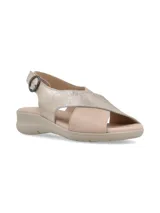 Sandalias color beige con tiras cruzadas en la capellada, una tira color dorado y otra color beige. Tiene una tira trasera con hebilla para ajustar al tobillo y suela baja.
