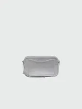 Bandolera Marc Jacobs modelo The Metallic Snapshot, color plateado, con logo de la marca en el frente.