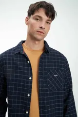Camisa de manga larga 100% algodón, con un diseño de cuadros y bolsillo en el pecho.