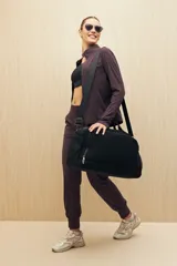 Pantalón babucha elastizado color azul con tiro alto, faja ancha en la cintura, puños en los tobillos y bolsillos laterales.