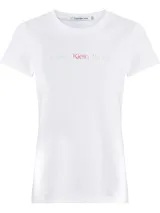 Remera blanca de algodón con cuello redondo y logo "Calvin Klein Jeans" estampado en degradé de rosa a celeste. Corte slim fit y mangas cortas.