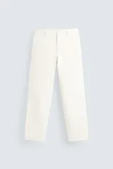 Pantalón chino color crudo, de corte slim fit, confeccionado en tejido técnico de secado rápido. Cuenta con bolsillos frontales y traseros de vivo. Cierre frontal con cremallera y botón.