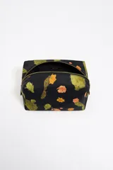 Neceser mediano de nylon negro con estampado de cactus y flores naranjas. Tiene cierre de cremallera dorada, logo metálico de la marca y bolsillo interior.