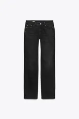 Pantalón de jean celeste de corte recto y tiro bajo, con cinco bolsillos y cierre frontal con cremallera y botón metálico.