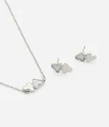 Conjunto de collar corto y aros plateados con dijes de corazones dobles con detalle de nácar.