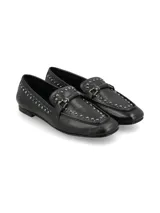 Mocasín de cuero negro con apliques de tachas plateadas y hebilla metálica.