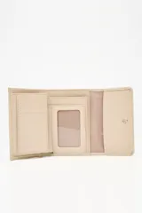 Billetera azul con textura croco y cierre con broche metálico.