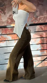 Pantalón de jean color marrón con efecto gastado, corte wide leg y tiro alto.