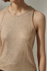 Musculosa de punto color beige con brillos dorados.
