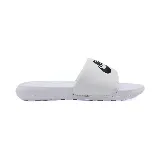 Chancletas Nike Victori One Slide color blanco con logo negro en la tira superior.