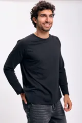 Remera negra de manga larga con cuello redondo.
