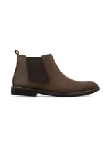 Bota corta tipo Chelsea de cuero marrón oscuro, con elástico lateral en color marrón más oscuro y suela de goma negra de bajo perfil.