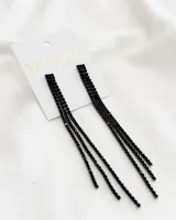 Aros colgantes largos con base rectangular y tres tiras de strass negro.