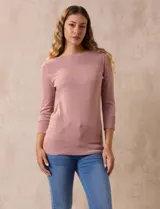 Buzo rosa de tejido combinado, con cuello redondo y mangas 3/4 con detalle de botones.