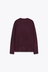 Sweater de punto color borgoña con escote en V y mangas largas.