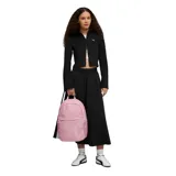 Mochila Puma color rosa con logo blanco estampado. Cuenta con un compartimento principal con cierre, un bolsillo frontal con cierre, dos bolsillos laterales de malla y correas acolchadas ajustables.